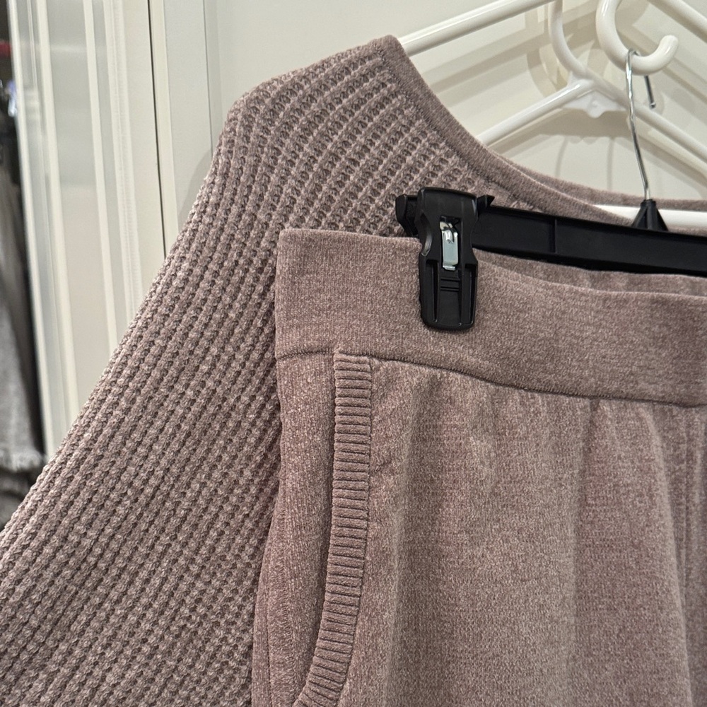 Matching set Tommy bahama Ribbed Crew Neck Sweater and joggers